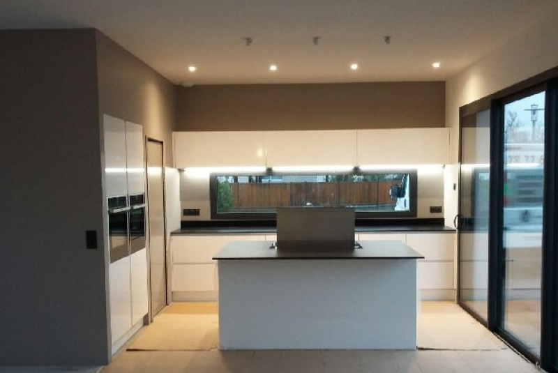 Cuisine contemporaine avec hotte de plan