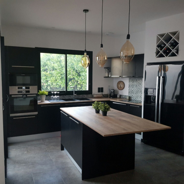 Cuisine moderne  sur mesure  en laque mate sur la rive droite