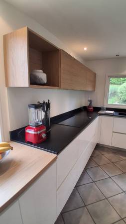 Des lignes épurées, des rangements discrets et une parfaite intégration des appareils électroménagers : une cuisine pensée pour conjuguer beauté et usage au quotidien.