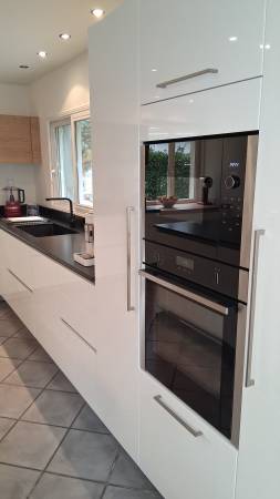 Colonne multifonction avec électroménagers encastrés pour un gain de place optimal et une esthétique parfaitement maîtrisée.