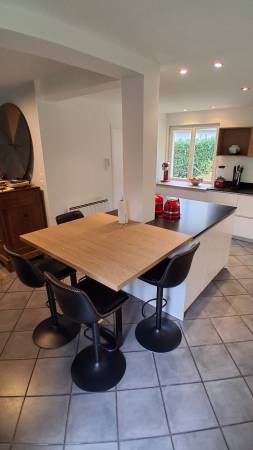 Un coin repas convivial intégré à l’îlot central, réalisé en stratifié chêne. Un espace pensé pour le partage, la famille et le plaisir au quotidien.