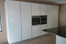 cuisine haut de gamme est composée d'un alignement de colonnes de rangement en véritable laque Italienne Coté rive gauche