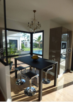 Réalisation d'une cuisine en laque avec cloison atelier, et coin repas séparés