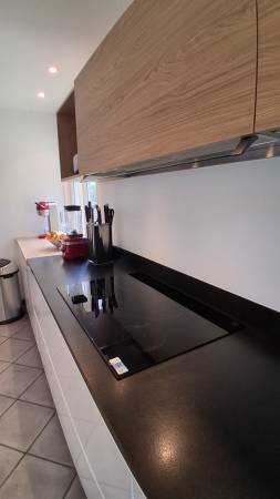 Une plaque de cuisson encastrée dans un granit d’exception. Le granit noir Zimbabwé offre un rendu esthétique intemporel et une résistance à toute épreuve.