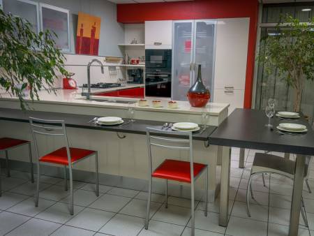 Îlot central de cuisine design italienne à Tresses avec plan de travail en quartz Technistone Diamante et tablette snack en chêne teinté, réalisation DCB en Gironde.