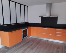 Cuisine design orange avec cloison atelier au bord du lac de Lacanau