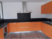 Pose de cuisine en U avec cave intégrée sur Lacanau