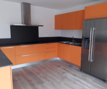 Cuisine en laque orange brillant avec frigo américain  sur la rive Gauche