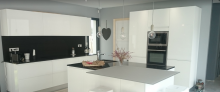 réalisation d'une  cuisine  contemporaine laqué  blanche brillante  au design Italien sur mesure Bassin d'Arcachon
