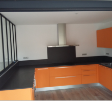 Installation de cuisine sur mesure en u, avec la finition des façades en laque orange brillant en Gironde
