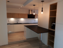 Cuisine blanche et bois en angle à Léognan