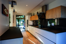 Installation d'une cuisine linéaire en laque blanche et bois avec plan de travail en Fénix sur Léognan